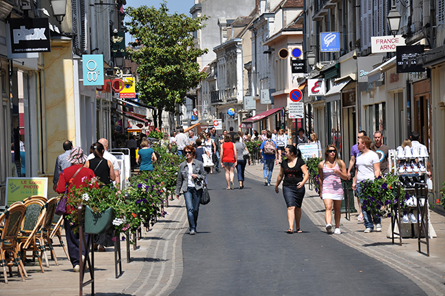 Le Centre Ville Commerces Animee Ville D Auxerre